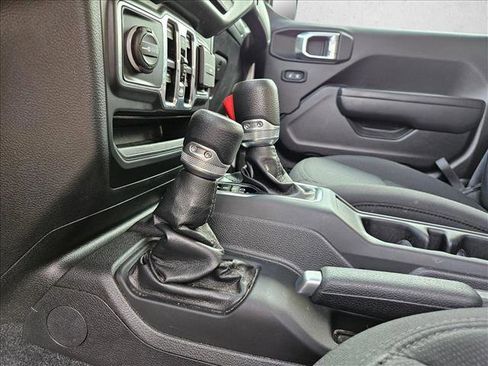 Used 2022 Jeep Gladiator Willys image 9