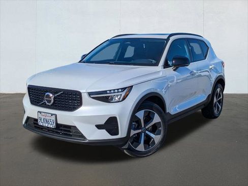 Used 2024 Volvo XC40 B5 Core w/ Climate Package image 1