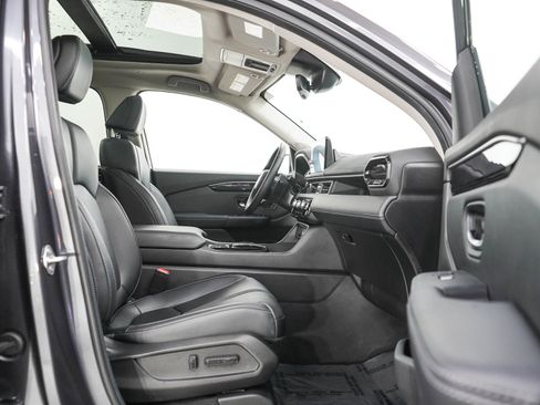 Used 2025 Honda Pilot Touring image 11