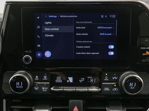 Used 2023 Toyota Highlander L image 29