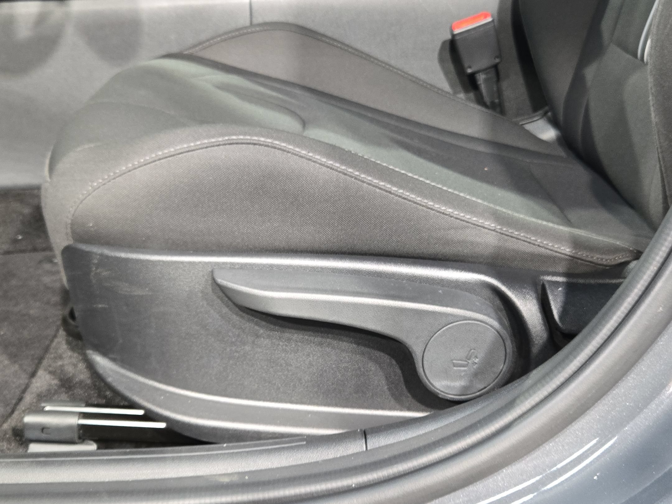 Used 2025 Hyundai Elantra Sport FWD image 23