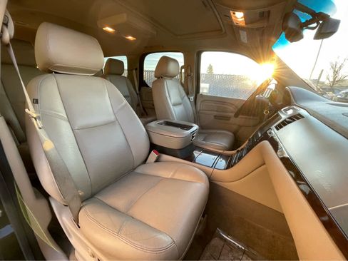 Used 2014 Cadillac Escalade Premium image 26