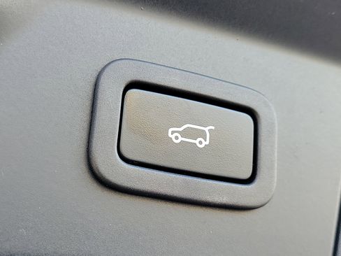 Used 2022 Land Rover Range Rover Velar R-Dynamic S image 9