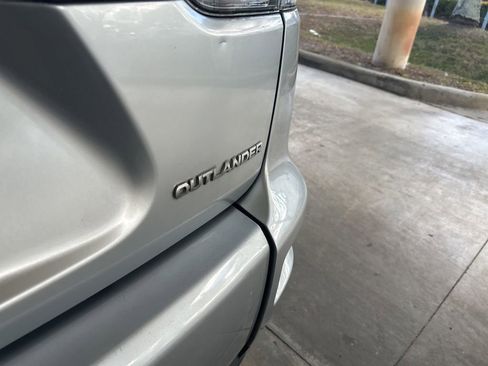 Used 2011 Mitsubishi Outlander SE image 16