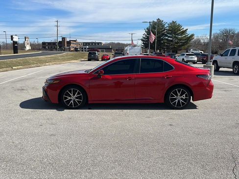Used 2021 Toyota Camry SE w/ Cold Weather Package image 2