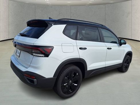 New 2026 Volkswagen Taos SE FWD image 5