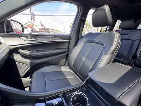 New 2025 Jeep Grand Cherokee Limited w/ Black Appearance Package image 14