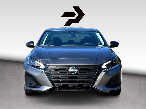 Used 2024 Nissan Altima 2.5 SV FWD image 3