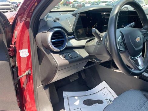 Used 2025 Chevrolet Trax LT w/ LT Convenience Package FWD image 19