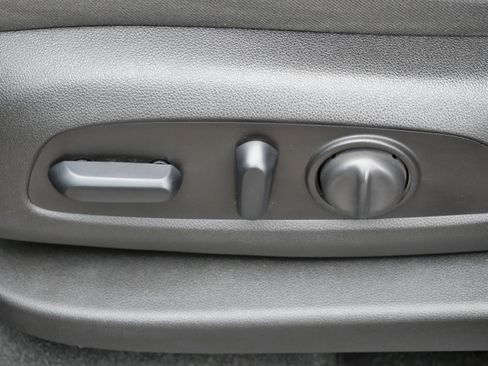 Used 2018 Chevrolet Equinox LT image 18