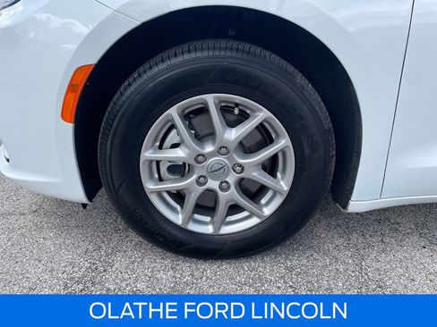 Used 2024 Chrysler Pacifica Touring-L FWD image 20