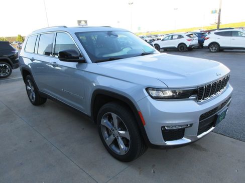 Used 2022 Jeep Grand Cherokee L Limited AWD/4WD image 7