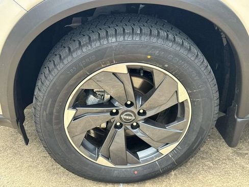 Used 2025 Nissan Rogue SV FWD image 5