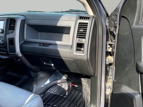 Used 2019 RAM 1500 Tradesman w/ Chrome Appearance Group RWD image 18