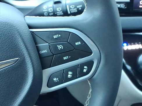 Used 2023 Chrysler Pacifica Touring-L image 22