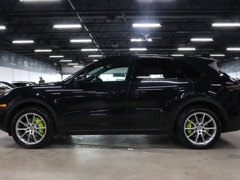 Used 2020 Porsche Cayenne E-HYBRID w/ Premium Plus Package image 2