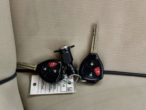 Used 2011 Toyota Venza w/ Leather Pkg FWD image 33