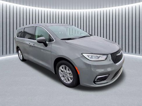 Used 2023 Chrysler Pacifica Touring-L FWD image 14