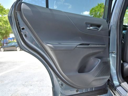 Used 2021 Toyota Venza XLE w/ Softex Package image 10