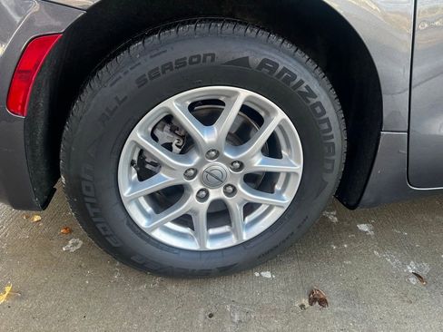 Used 2023 Chrysler Pacifica Touring-L FWD image 9