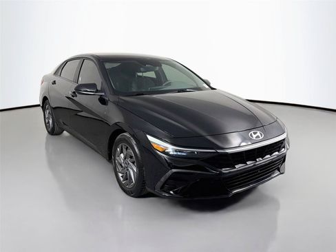 Used 2024 Hyundai Elantra SEL FWD image 3