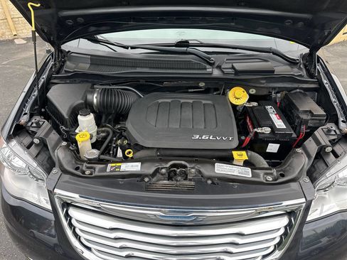 Used 2014 Chrysler Town & Country Touring FWD image 24
