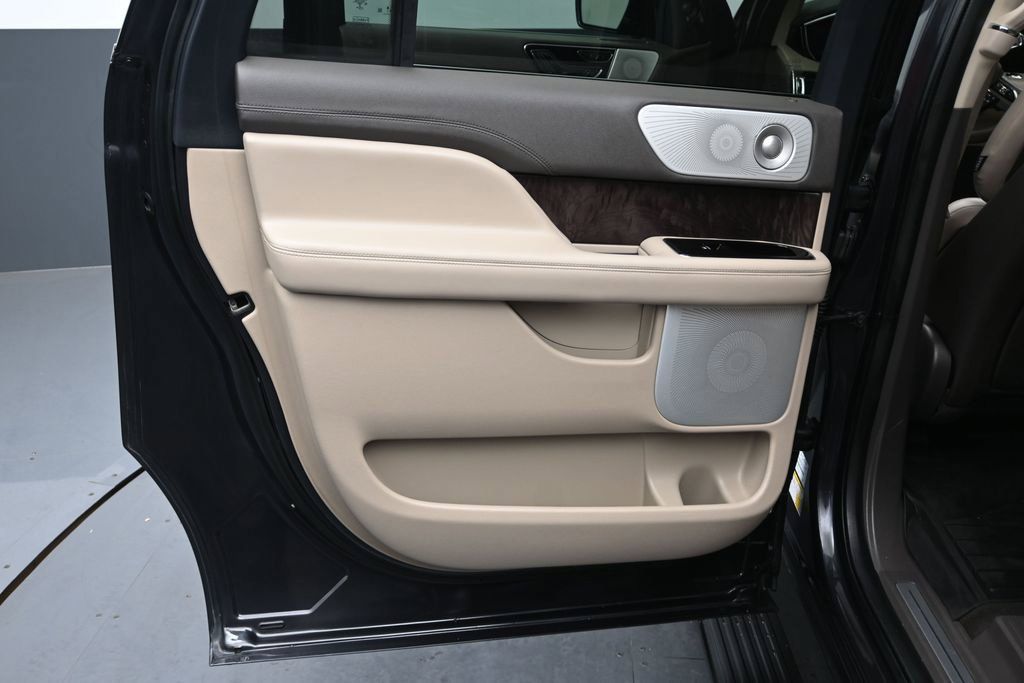 Used 2022 Lincoln Navigator L Reserve AWD/4WD image 13