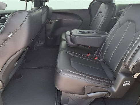 New 2026 Chrysler Pacifica Select image 11