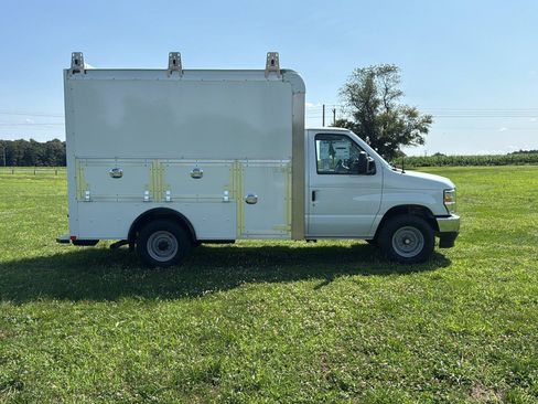 New 2027 Ford E-350 and Econoline 350 Super Duty w/ Power Equipment Group RWD image 6