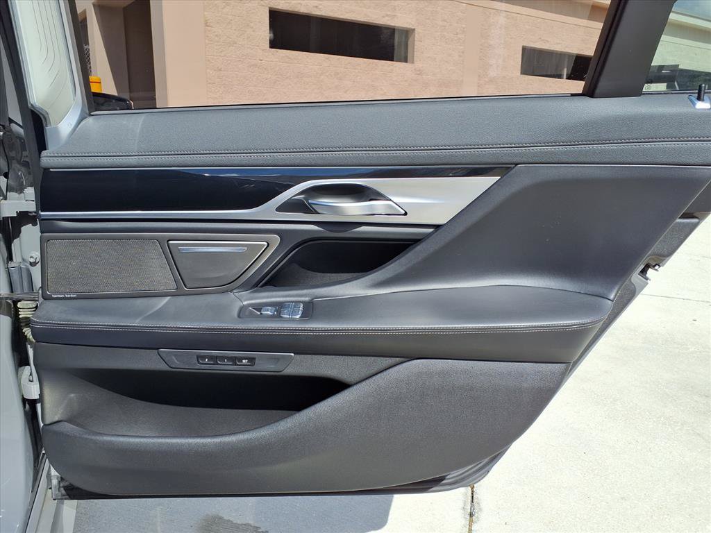Used 2022 BMW 740i w/ M Sport Package RWD image 12