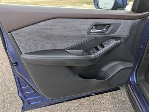 Used 2023 Nissan Rogue SV image 11