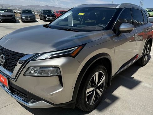 Used 2023 Nissan Rogue Platinum FWD image 2