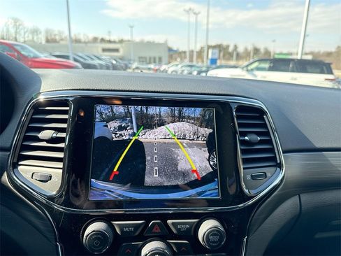 Used 2020 Jeep Grand Cherokee Altitude image 23