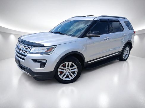 Used 2018 Ford Explorer XLT w/ Equipment Group 202A AWD/4WD image 2
