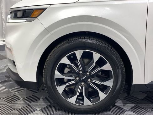 Used 2022 Kia Carnival EX image 19