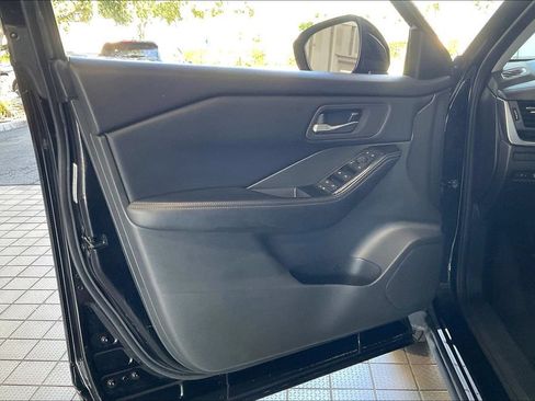 Used 2025 Nissan Rogue SV FWD image 2