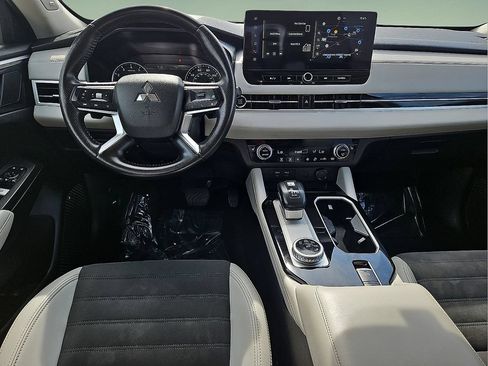 Used 2025 Mitsubishi Outlander AWD image 15