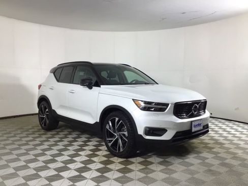 Used 2020 Volvo XC40 T5 R-Design image 1