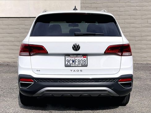 Certified 2022 Volkswagen Taos SE image 3