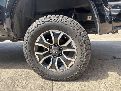 Used 2021 Toyota Tacoma TRD Sport w/ Technology Package RWD image 18