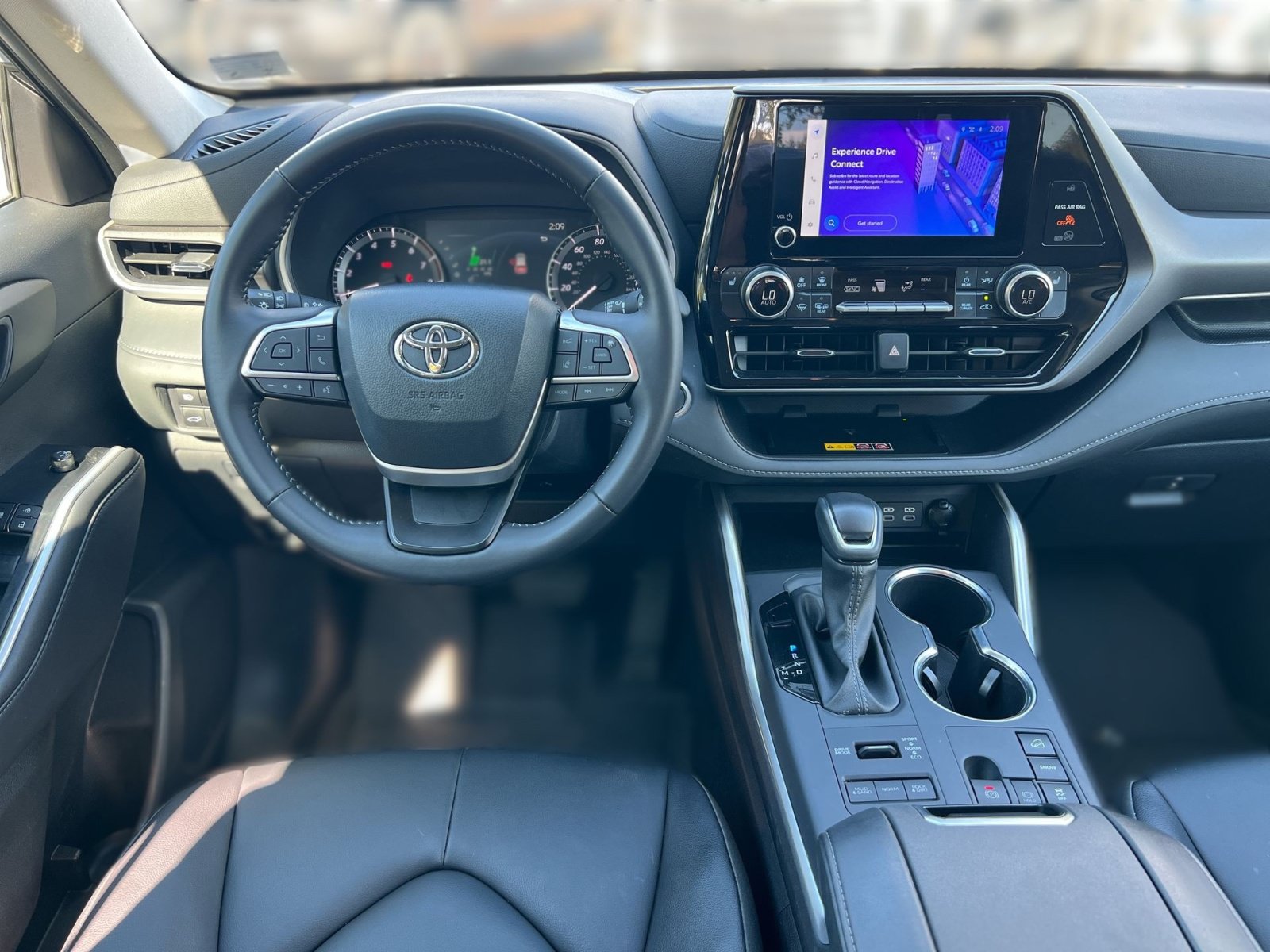 Used 2025 Toyota Highlander XLE AWD/4WD image 23