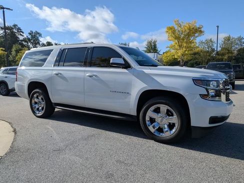 Used 2018 Chevrolet Suburban LS RWD image 2