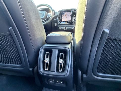 Used 2022 Volvo XC40 T4 R-Design w/ Advanced Package image 14