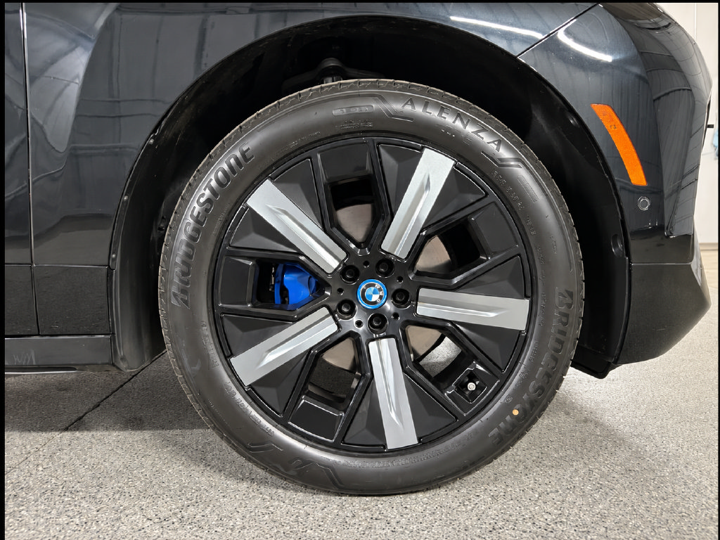 Used 2023 BMW iX xDrive50 w/ Sport Package AWD/4WD image 6