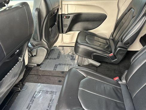 Used 2022 Chrysler Pacifica Touring-L image 15