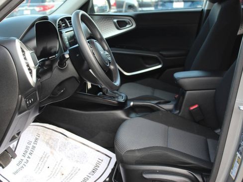 Used 2025 Kia Soul LX w/ LX Technology Package FWD image 17