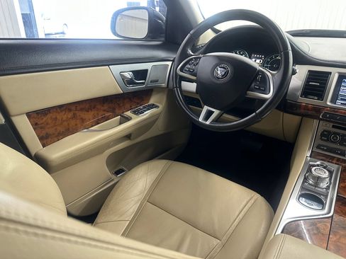 Used 2015 Jaguar XF Premium image 16
