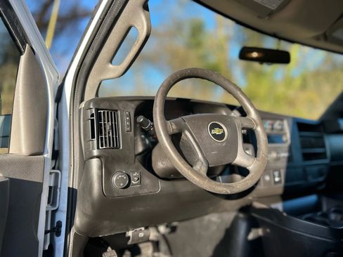 Used 2017 Chevrolet Express 2500 image 14