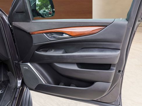 Used 2018 Cadillac Escalade Luxury AWD/4WD image 31