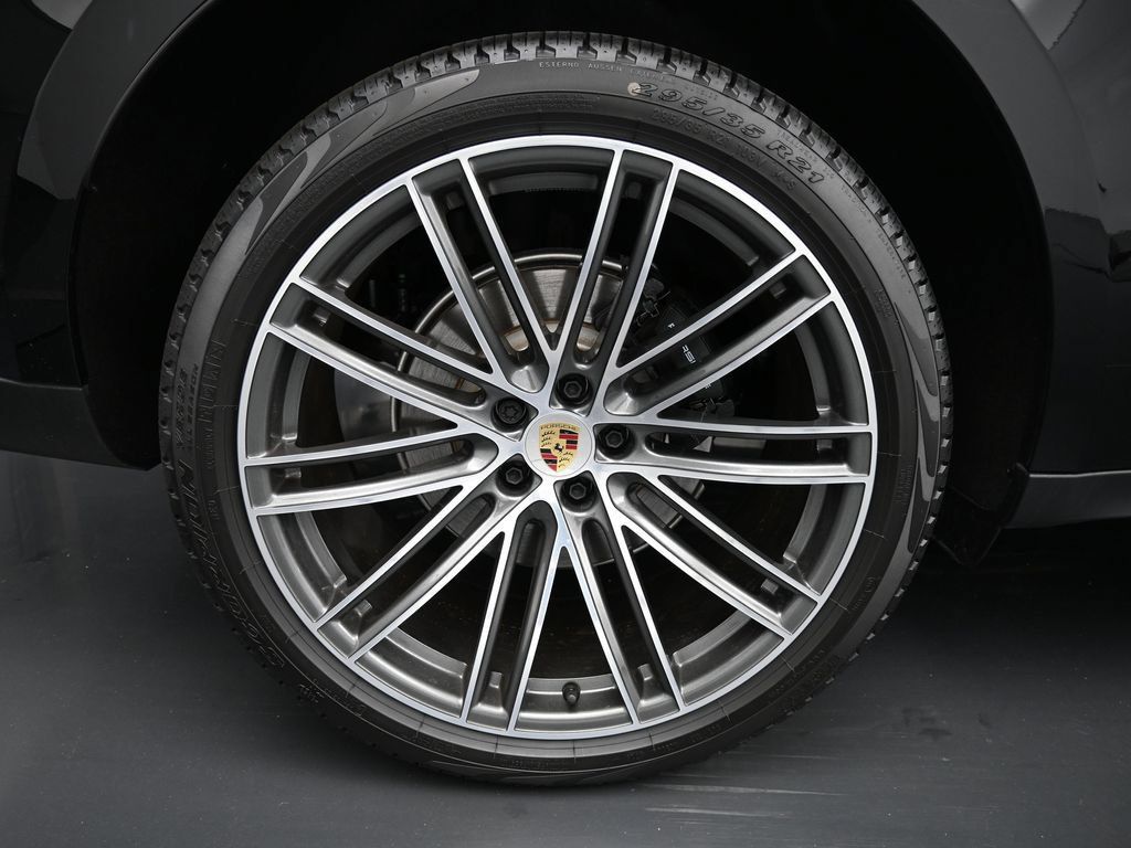 Certified 2025 Porsche Macan AWD/4WD image 31